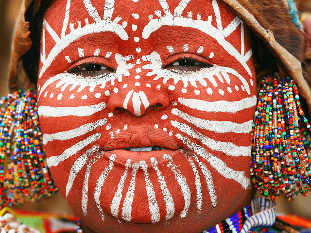 Africká žena v tradičných farbách pri jazere Nakuru, Keňa